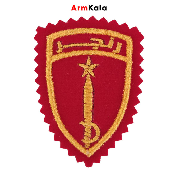 آرم رنجر شمشیردار با دوخت طلایی روی زمینه مخمل قرمز